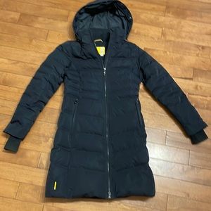 Lolë long puffer winter coat size M, like new, very few wear.